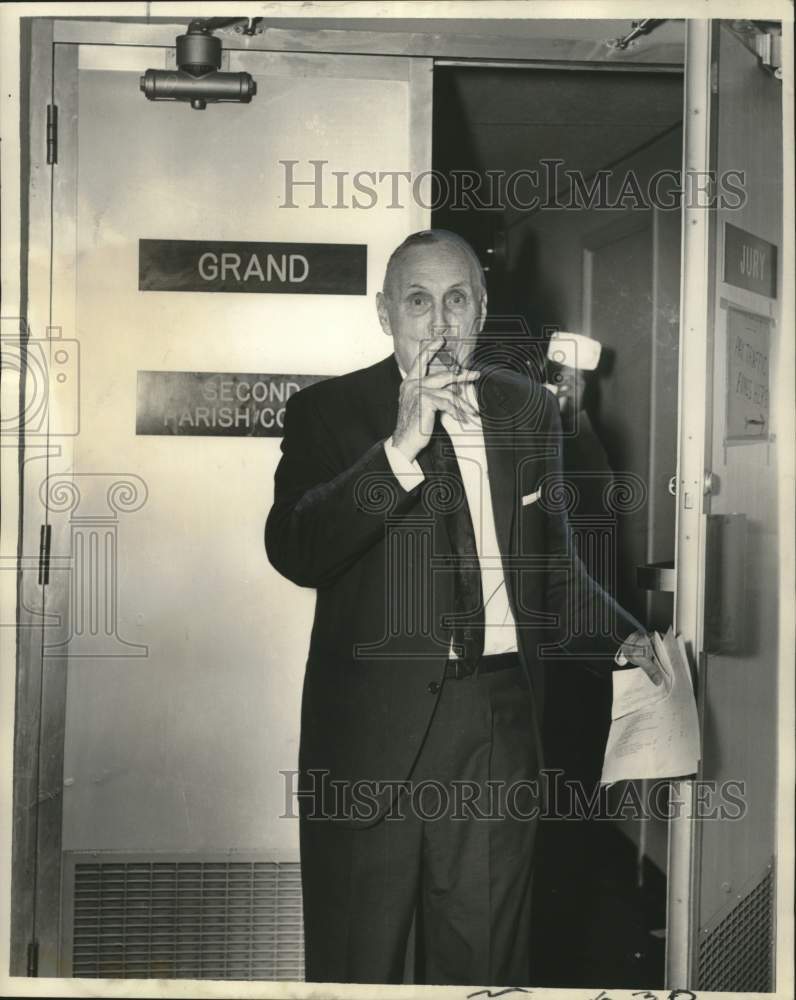 1967 Press Photo District Attorney Frank H. Langridge, leaves grand jury room