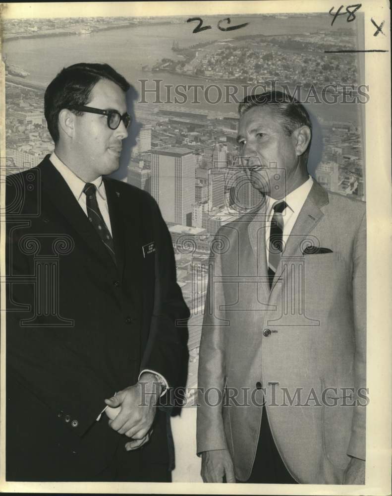 1968 Press Photo Jack Parker chatting with coach Babe McCarthy of the  Buccaneer- Historic Images