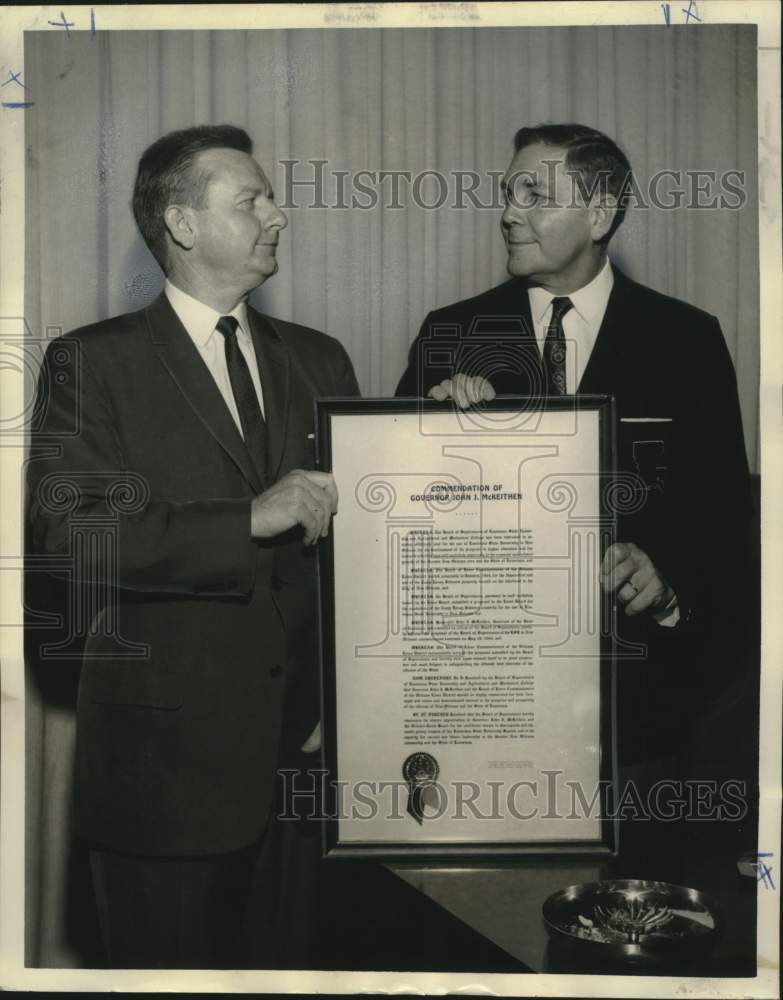 1964 Press Photo Governor John J. McKeithen receives plaque of commendation