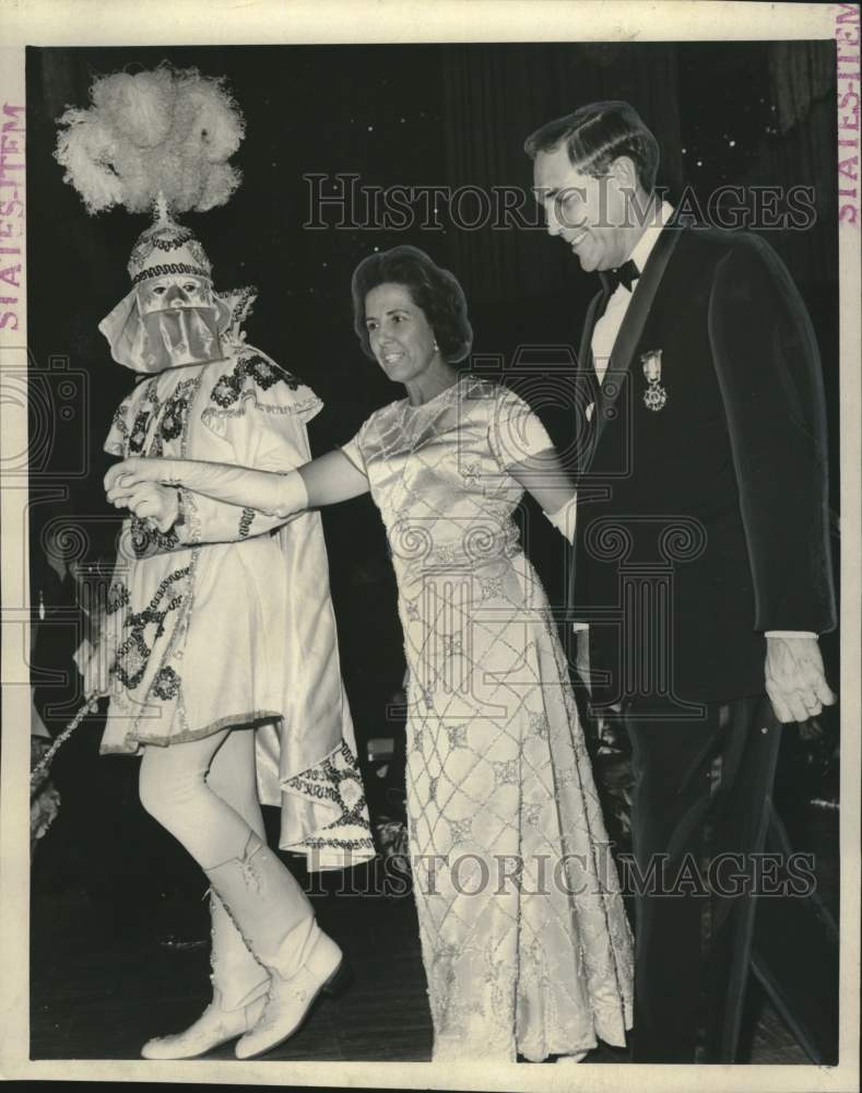 Load image into Gallery viewer, 1967 Press Photo Captain escorts Governor &amp; Mrs. John J. McKeithen, gala event
