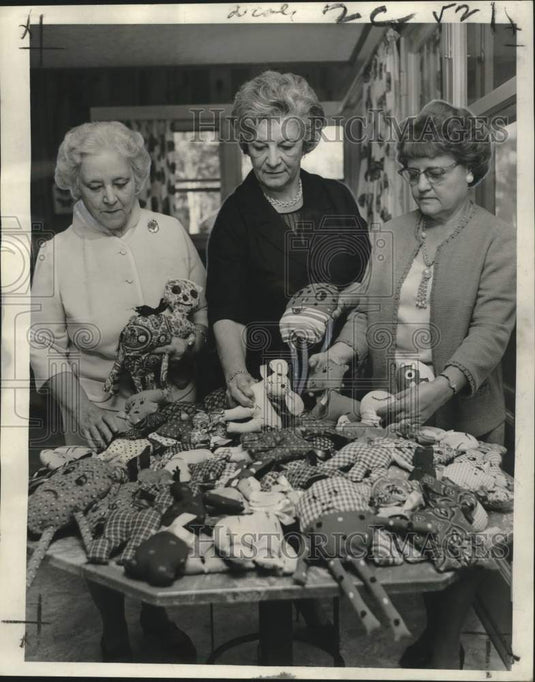1966 Press Photo Women's Group donating stuffed animals to Charity Hospital - Historic Images