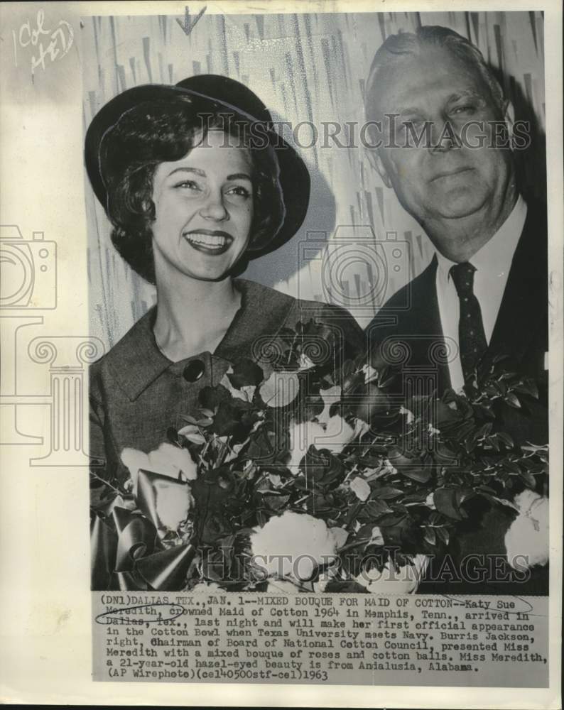 1963 Press Photo Katy Sue Meredith, Maid of Cotton, receives bouquet of flowers