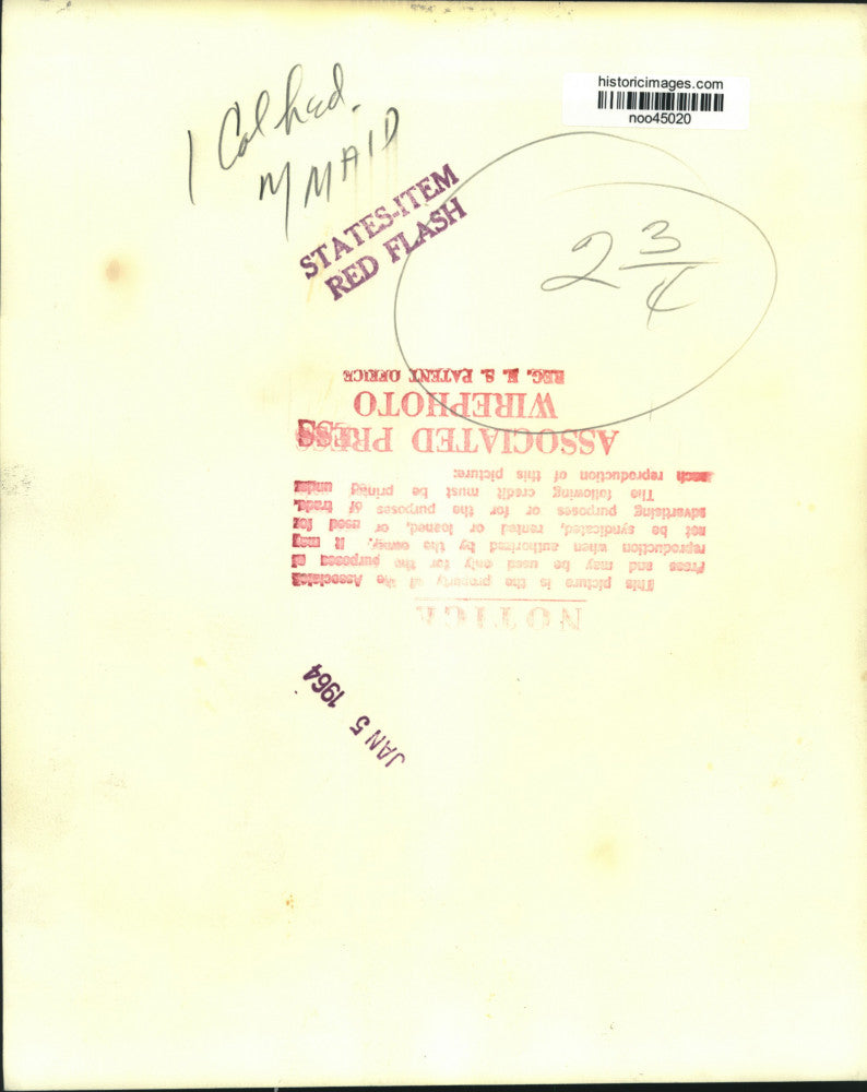 1963 Press Photo Katy Sue Meredith, Maid of Cotton, receives bouquet of flowers