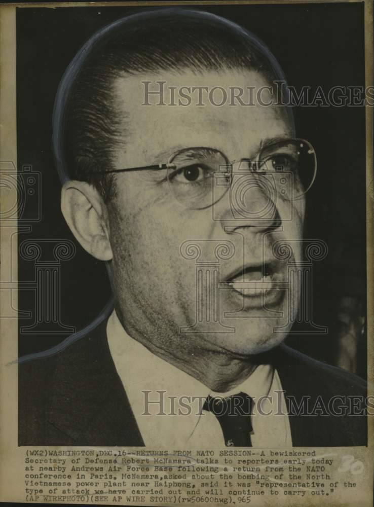 1965 Press Photo Secretary of Defense Robert McNamara at Andrews Air Force Base- Historic Images