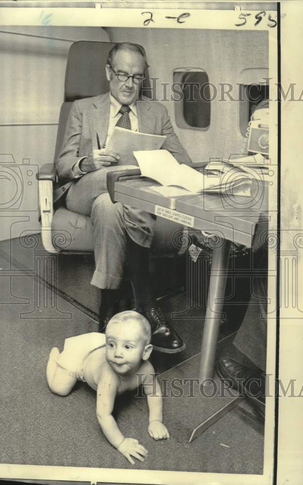 1972 Press Photo Presidential candidate George McGovern &amp; grandson Matthew Rowan- Historic Images