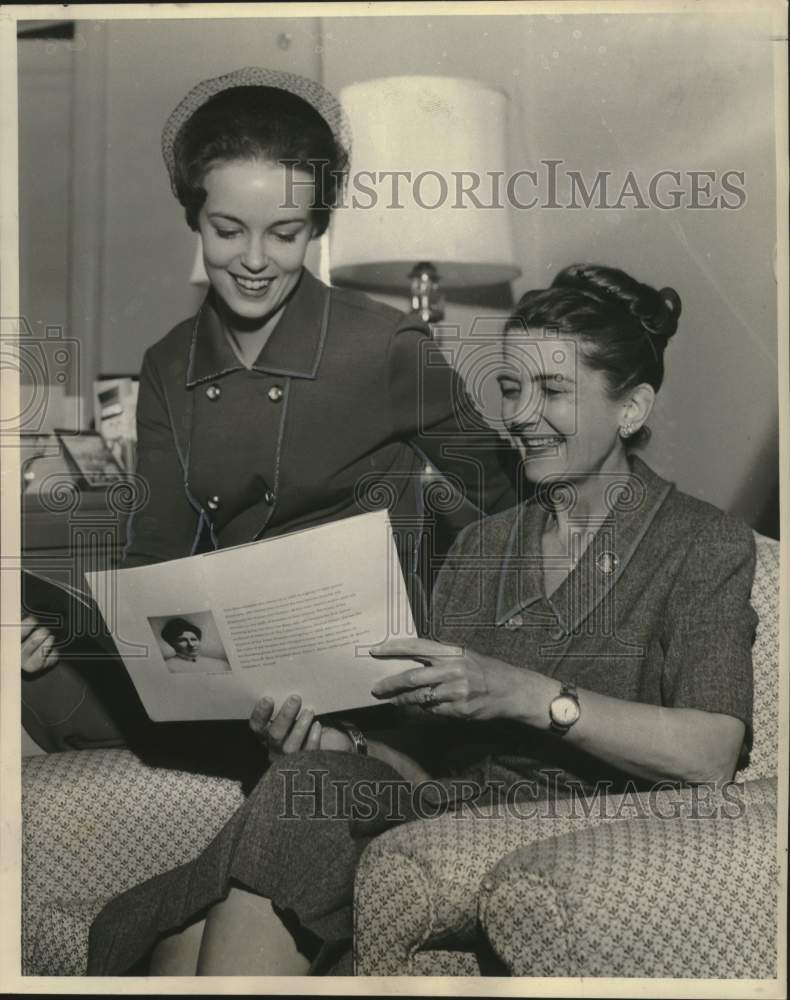 1964 Press Photo Mrs. Louis McNair &amp; Mrs. Harry Lengsfield planning for benefit- Historic Images