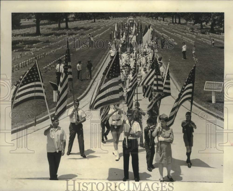 Load image into Gallery viewer, 1971 Press Photo Memorial Day Services at Chalmette National Cemetery
