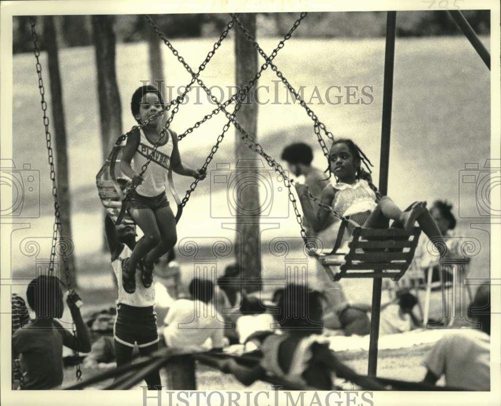 1979 Press Photo Youngsters enjoying Memorial Day Holiday- Lake Pontchartrain- Historic Images