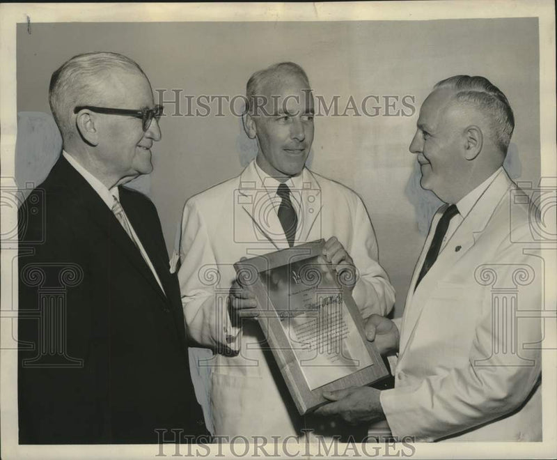 Load image into Gallery viewer, 1961 Press Photo International House officials discuss Haiti Hospital Work
