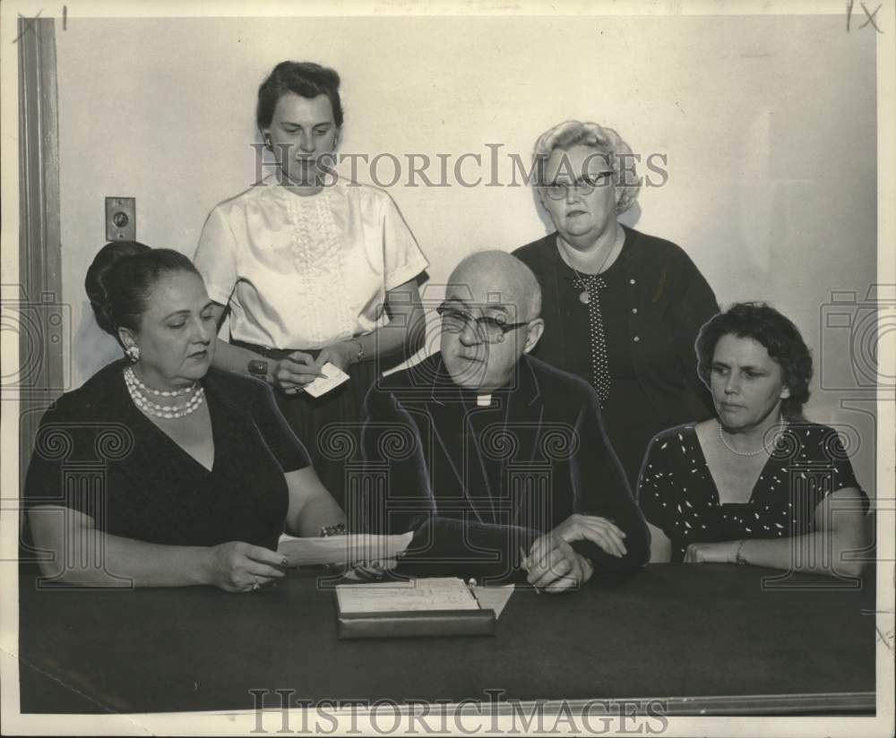 1960 Press Photo Committee chairmen at Holy Name of Mary school auditorium