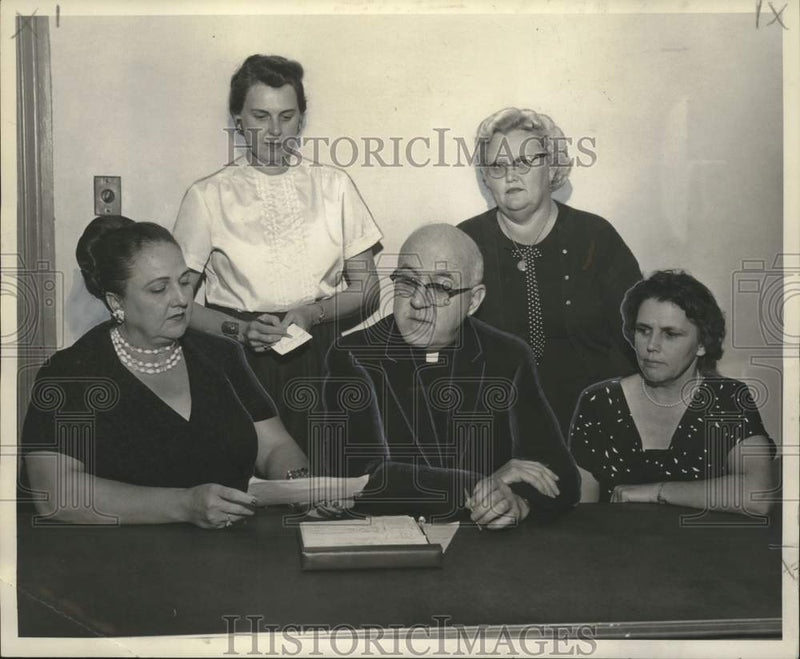 Load image into Gallery viewer, 1960 Press Photo Committee chairmen at Holy Name of Mary school auditorium
