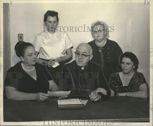1960 Press Photo Committee chairmen at Holy Name of Mary school auditorium