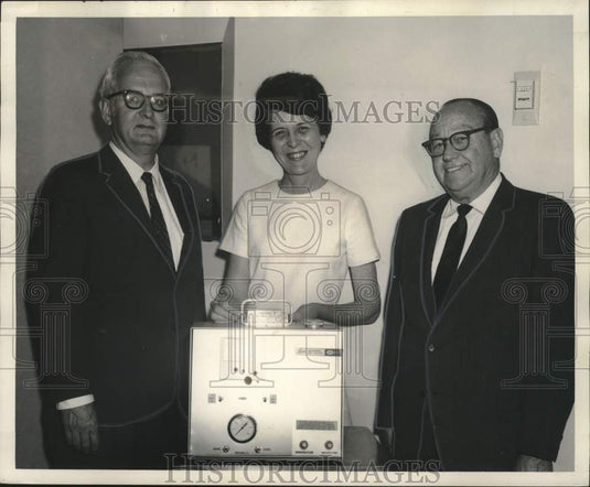 1969 Press Photo Boeing Employee Good Neighbor Fund for the Southern Eye-Bank- Historic Images