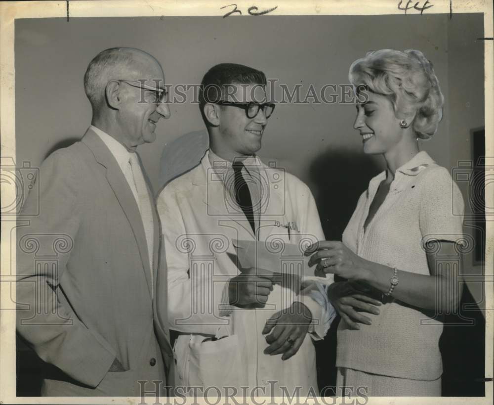 1960 Press Photo Dr. Melvin F. Kossover receives Herbert L. Weinberger award- Historic Images