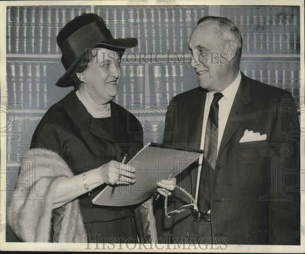 1964 Press Photo Mrs. J.F. Knoff conferring with Attorney Frank H. Langdridge- Historic Images