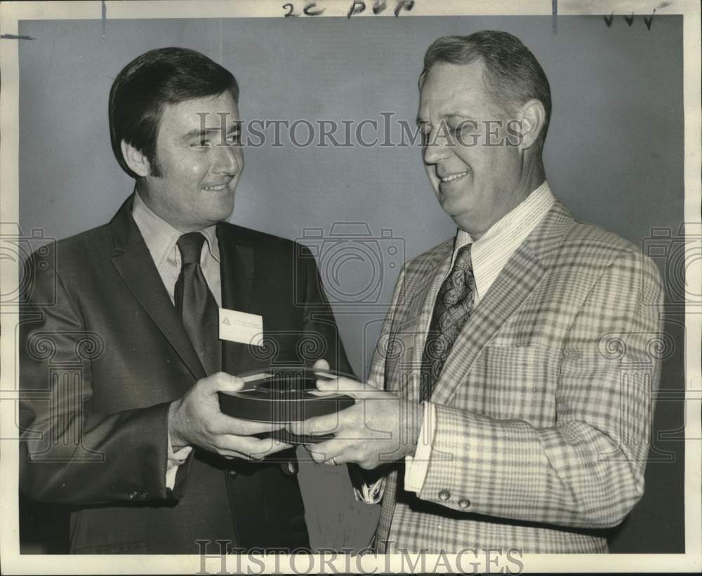 1971 Press Photo Dr. Joseph Kuebel with Dr. E.E. Jeansonne- Dental Conference- Historic Images