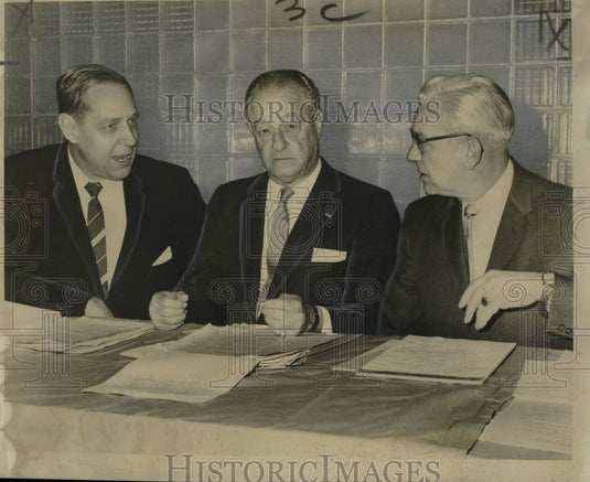 1961 Press Photo Meeting at Latin American Institute on Foreign Trade- Historic Images