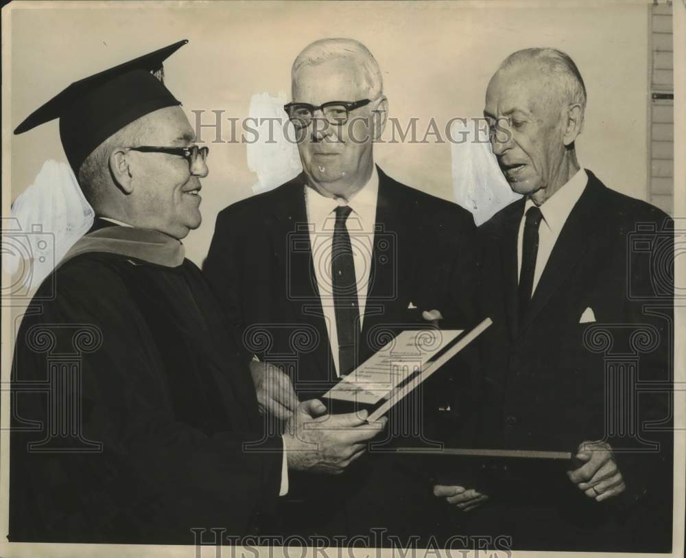 1964 Press Photo Class of 1914 graduates honored at Loyola University