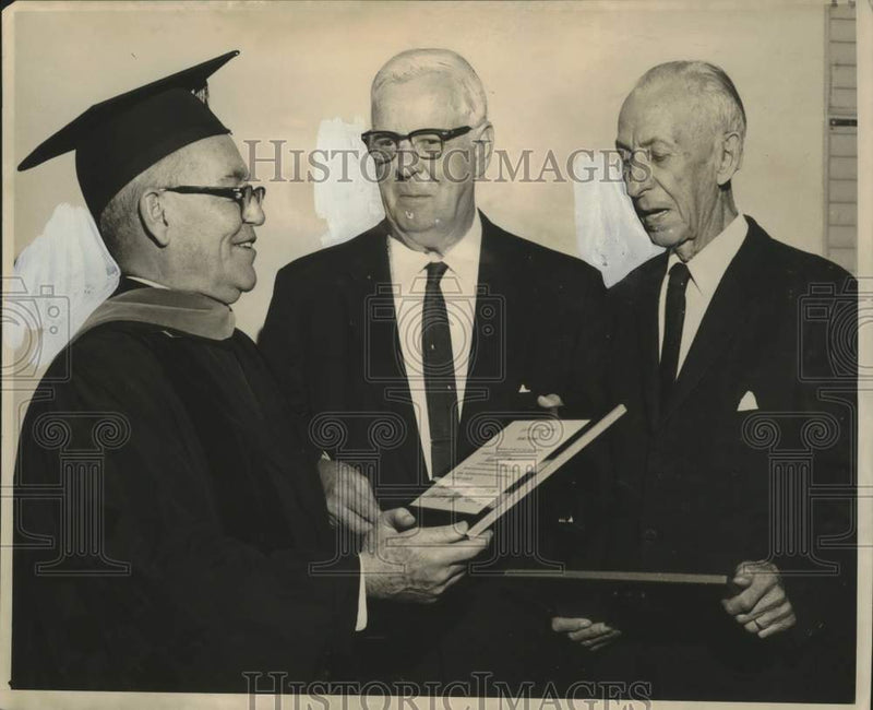 Load image into Gallery viewer, 1964 Press Photo Class of 1914 graduates honored at Loyola University
