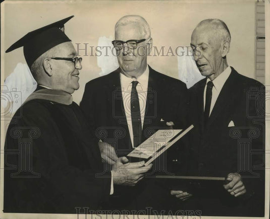 1964 Press Photo Class of 1914 graduates honored at Loyola University