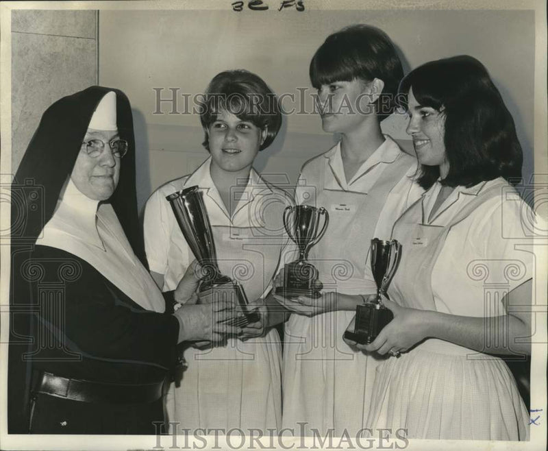 Load image into Gallery viewer, 1965 Press Photo Loretta Bayer Memorial awardees given at Marcy Hospital
