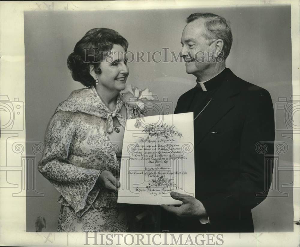 1976 Press Photo Mrs. Edgar J. Menard receives Regina Matrum award - Historic Images