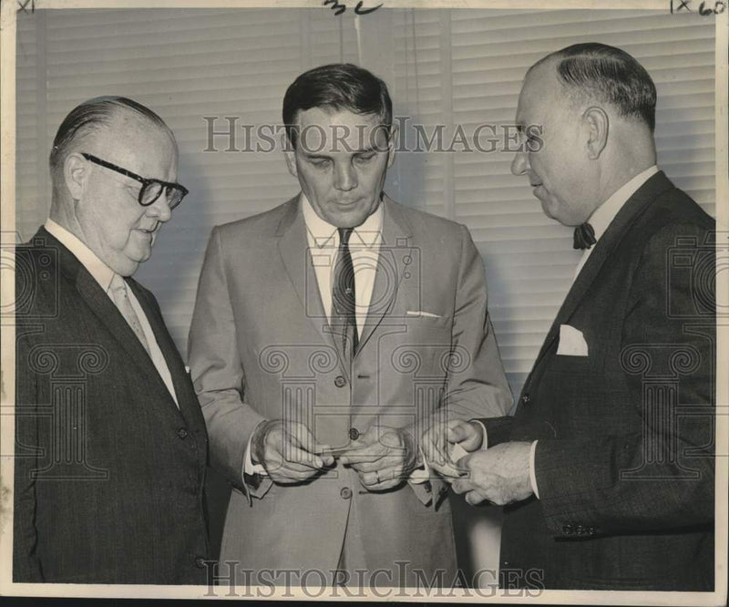 Load image into Gallery viewer, 1964 Press Photo Governor John McKeithen with Variety Club Charities officials

