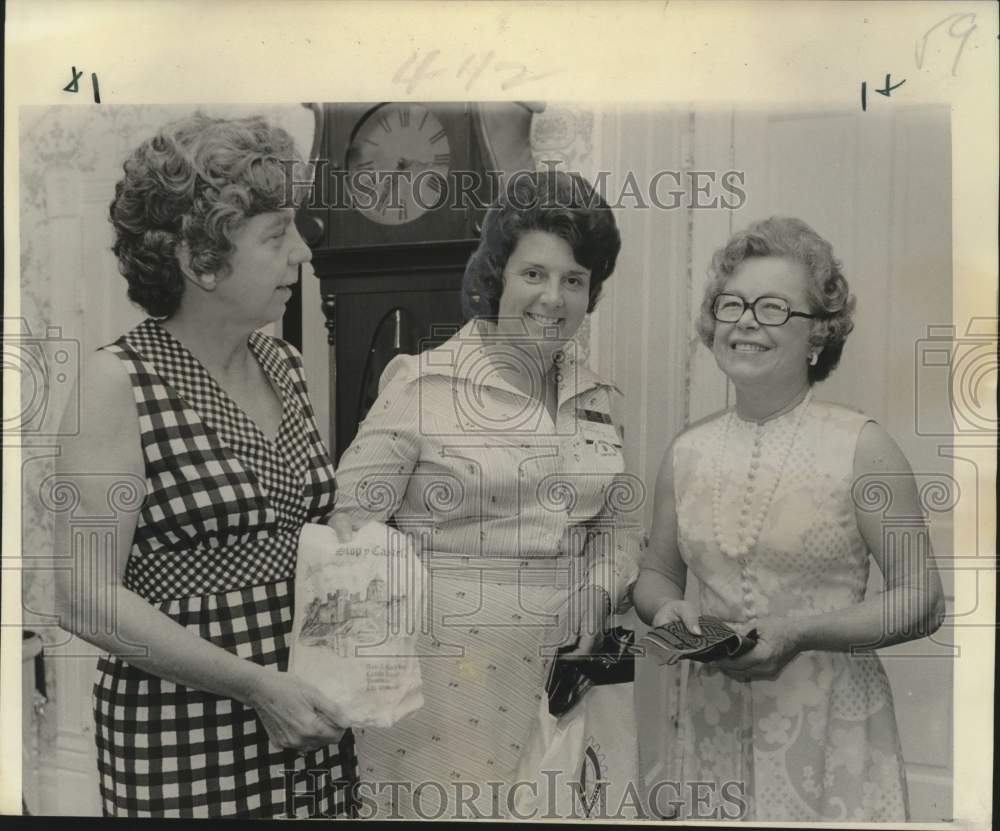 1976 Press Photo Val Elsdon presents hostesses with gifts - noo45827- Historic Images