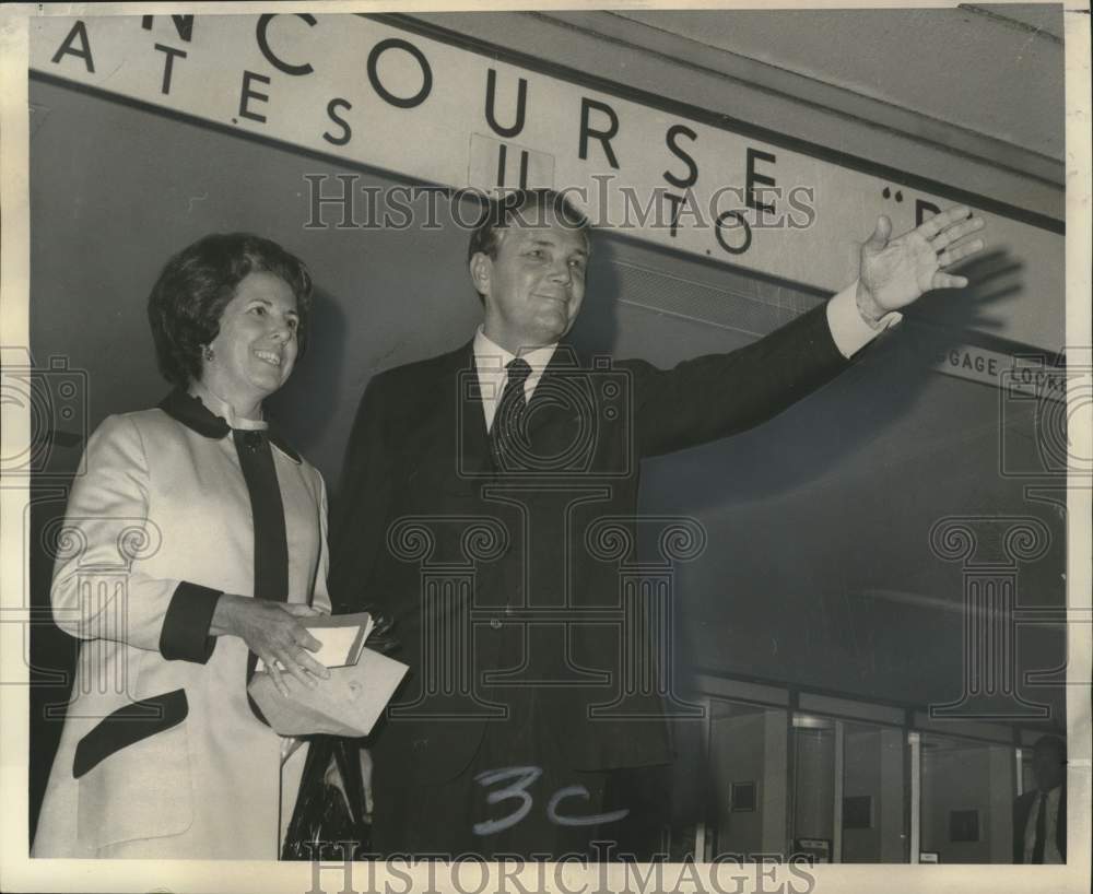 1968 Press Photo Governor &amp; Mrs John McKeithen at New Orleans Airport waving