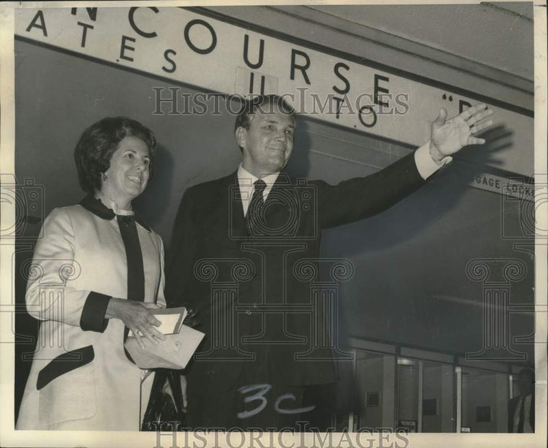 Load image into Gallery viewer, 1968 Press Photo Governor &amp; Mrs John McKeithen at New Orleans Airport waving
