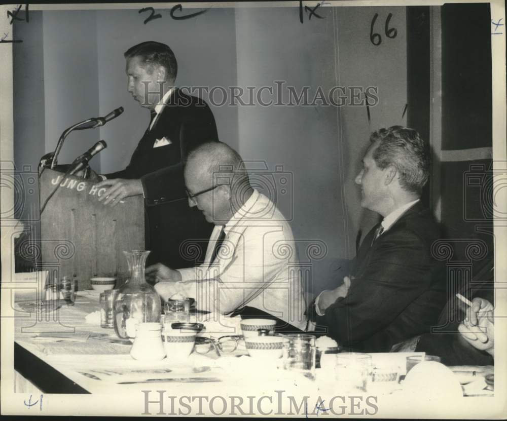 1968 Press Photo New Orleans Buccanner&#39;s coach McCarthy speaks at luncheon- Historic Images