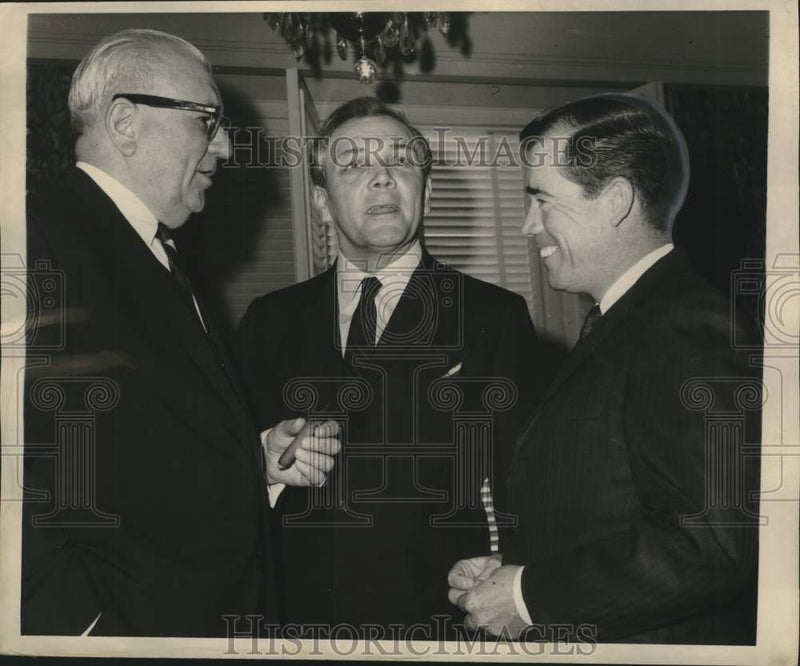 Load image into Gallery viewer, 1968 Press Photo Governor John McKeithen with Louisiana congressional leaders
