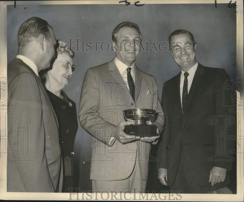 Load image into Gallery viewer, 1968 Press Photo Governor John J. McKeithen receives C. Alvin Bertel Award

