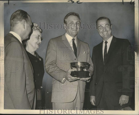 1968 Press Photo Governor John J. McKeithen receives C. Alvin Bertel Award