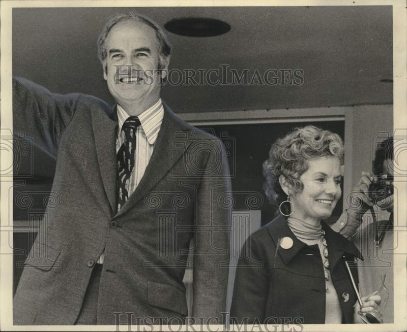 Load image into Gallery viewer, 1972 Press Photo Senator George McGovern &amp; wife in Louisiana - noo45961
