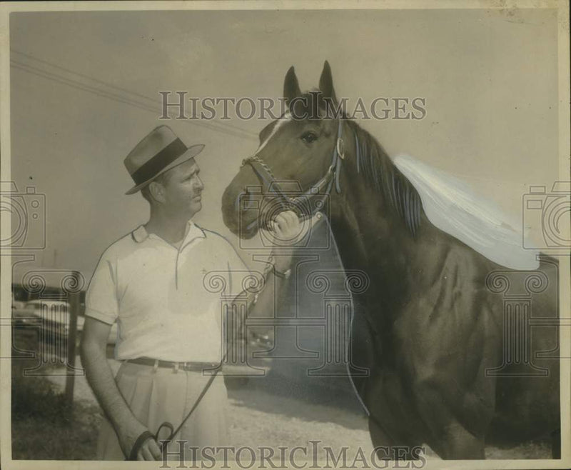 Load image into Gallery viewer, 1967 Press Photo Howard McKissick, race horse trainer, with horse - noo45991
