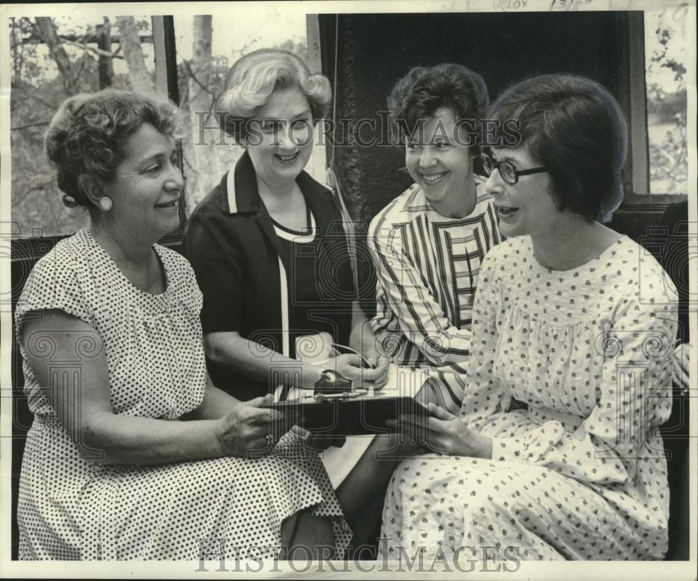 1977 Press Photo Mrs. McKinney, League of Women Voters member meeting