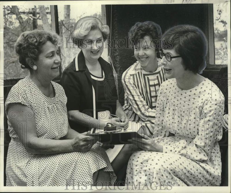Load image into Gallery viewer, 1977 Press Photo Mrs. McKinney, League of Women Voters member meeting
