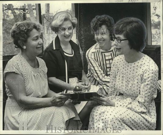 1977 Press Photo Mrs. McKinney, League of Women Voters member meeting