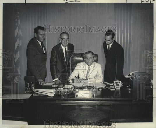 1967 Press Photo Governor McKeithen, Louisiana, signs up for "Freedom Shares"
