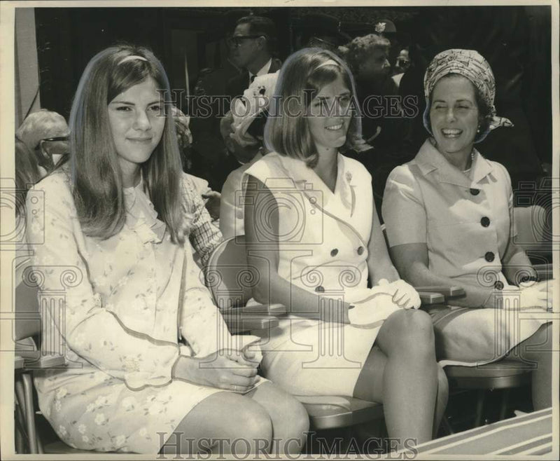 Load image into Gallery viewer, 1968 Press Photo First Lady Mrs. John J. McKeithen with daughters - noo46067
