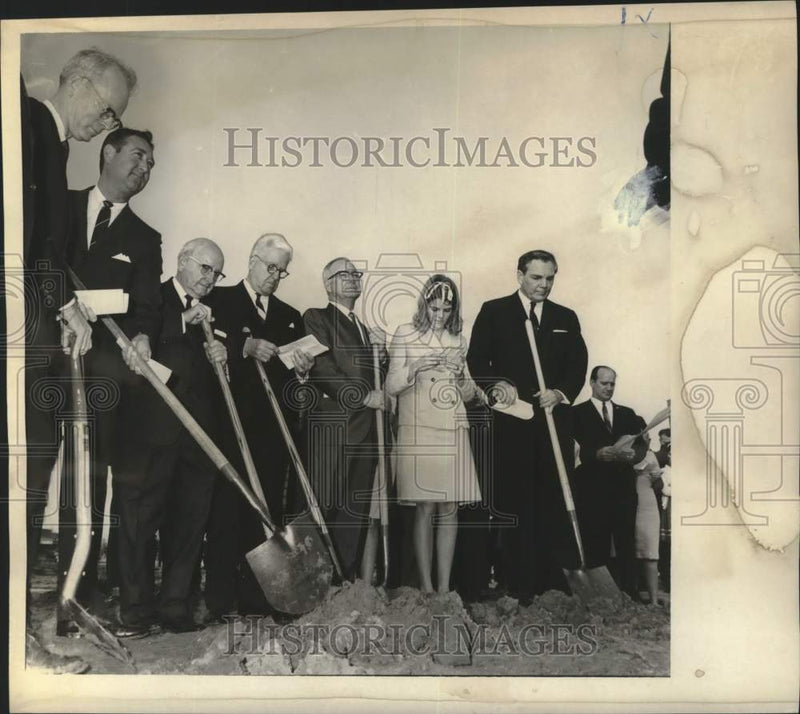 Load image into Gallery viewer, 1967 Press Photo Methodist Hospital groundbreaking ceremonies participants
