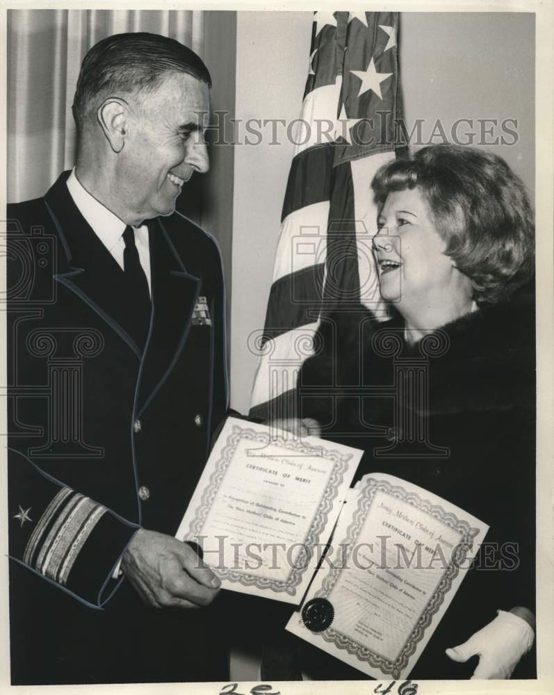 Load image into Gallery viewer, 1965 Press Photo Navy Mothers Club of America Awarding ceremony at Algiers
