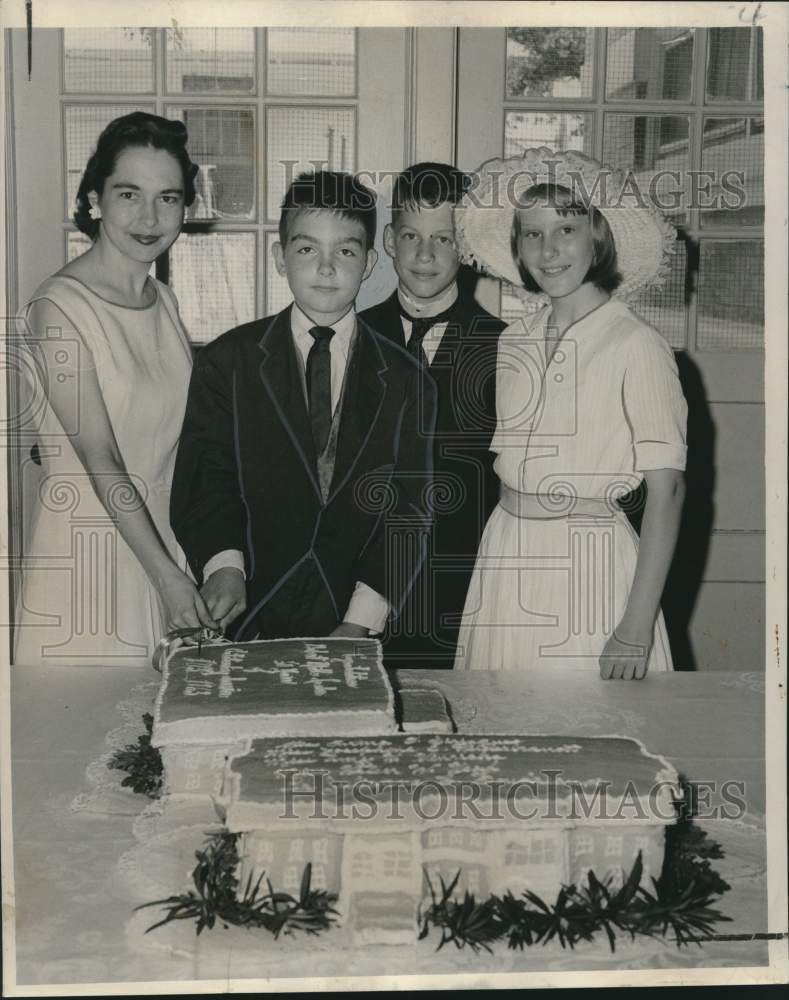 1963 Press Photo Cutting of 50th anniversary cake at Robert Mills Lusher School- Historic Images