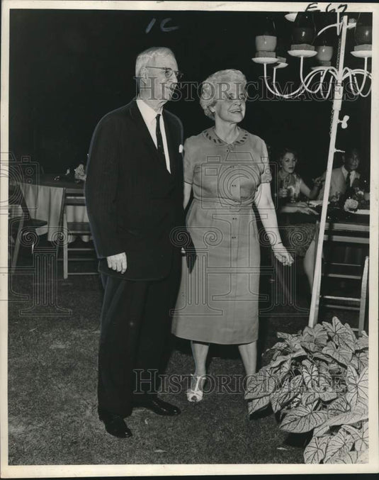 1961 Press Photo Mr. & Mrs. Stuart L. Landry attending a party in Garden lane