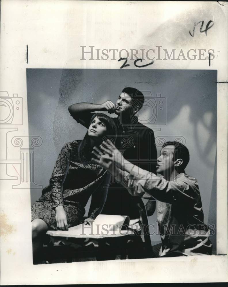 1966 Press Photo Rehearsal for Loyola Play &quot;The Cardboard Debutante&quot; - Historic Images