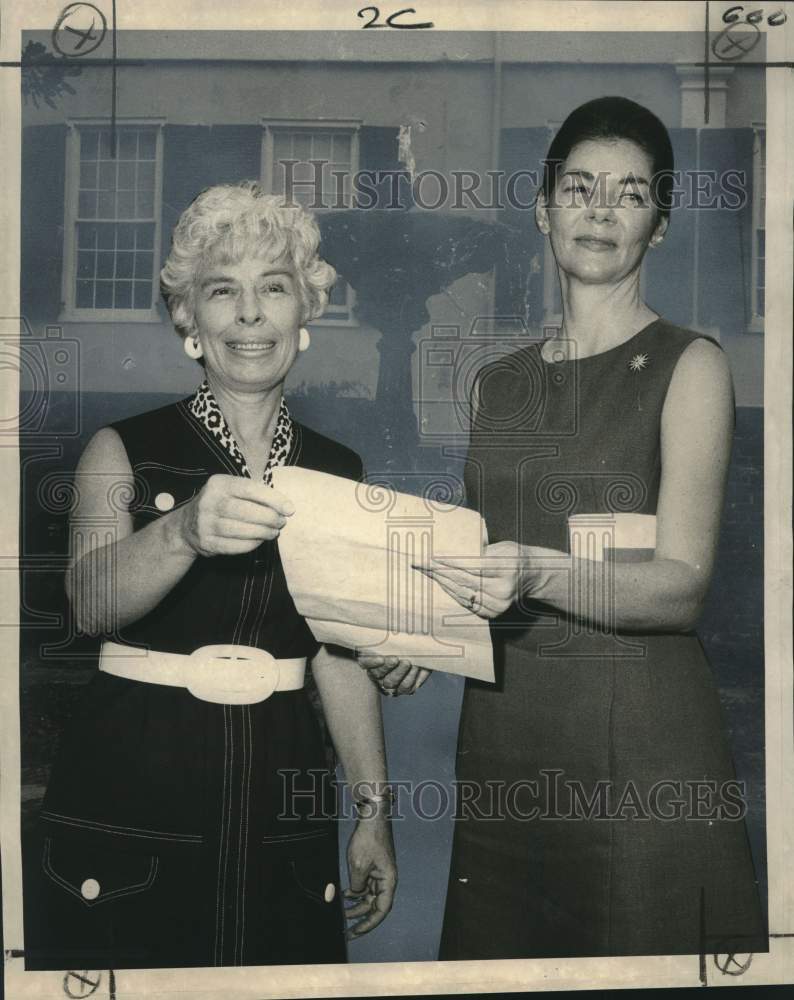 1970 Press Photo Mrs. Lawrence Luc &amp; Mrs. Peter Hilbert- Ursuline Convent Guild- Historic Images