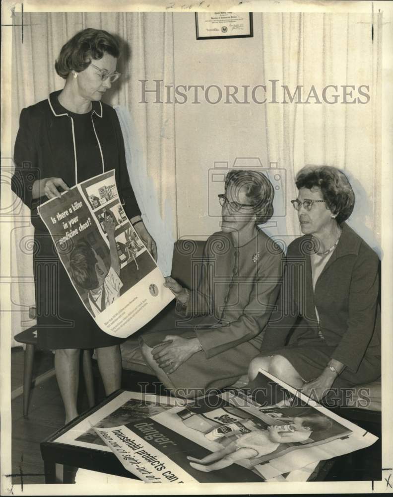 1968 Press Photo US Public Health Service plots safety course in poison control
