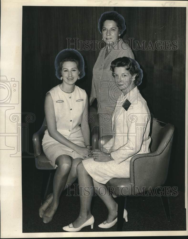 Load image into Gallery viewer, 1968 Press Photo Association of Desk and Derrick Clubs Official delegates
