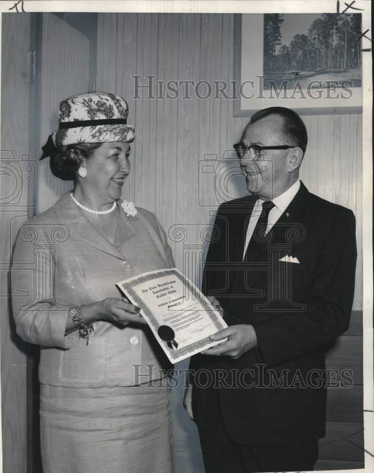 1966 Press Photo Mrs. Ralph J. McDonough presents certificate to Stanley P. Deas
